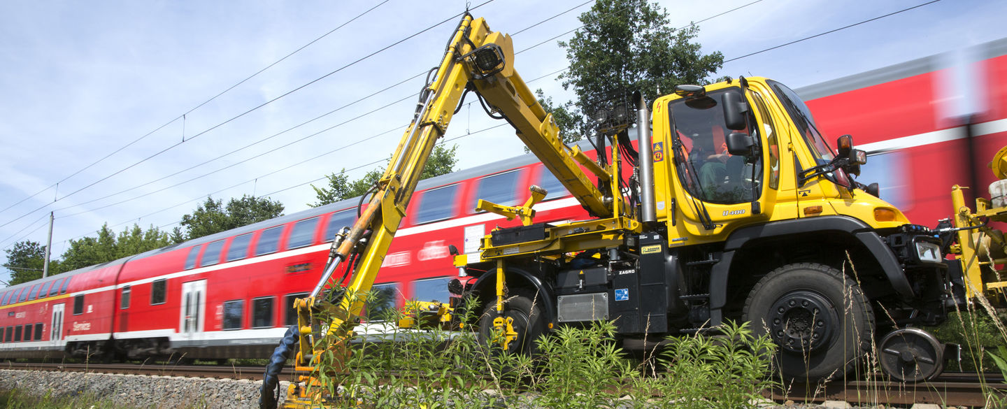 Wir pflegen Eisenbahnlinien gewissenhaft. Bewuchs wird per Hand und mit Spezialmaschinen entfernt.